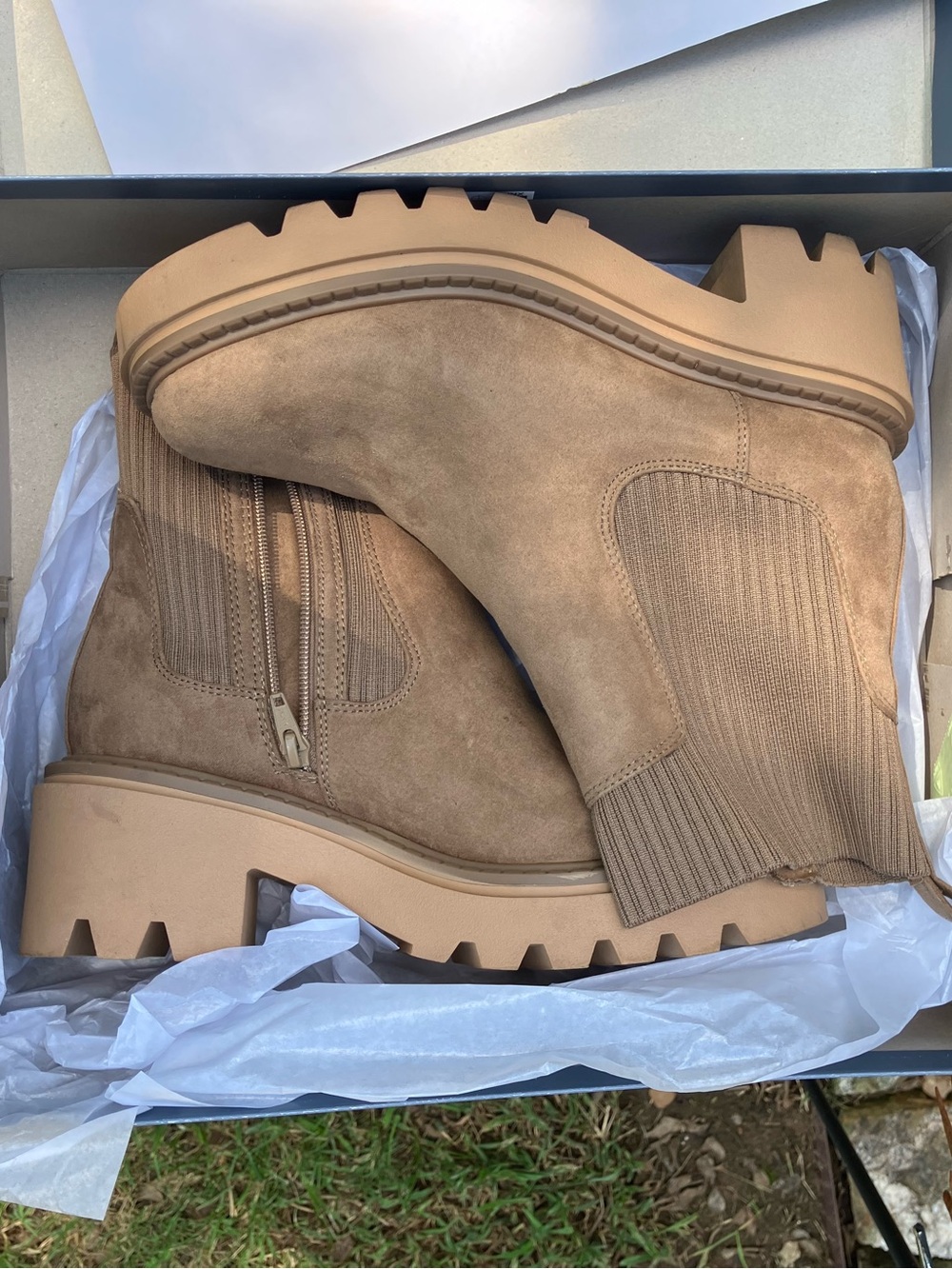 Universal Thread Kyrie Tan Lug Sole Chelsea Boots Size 9 Memory Foam